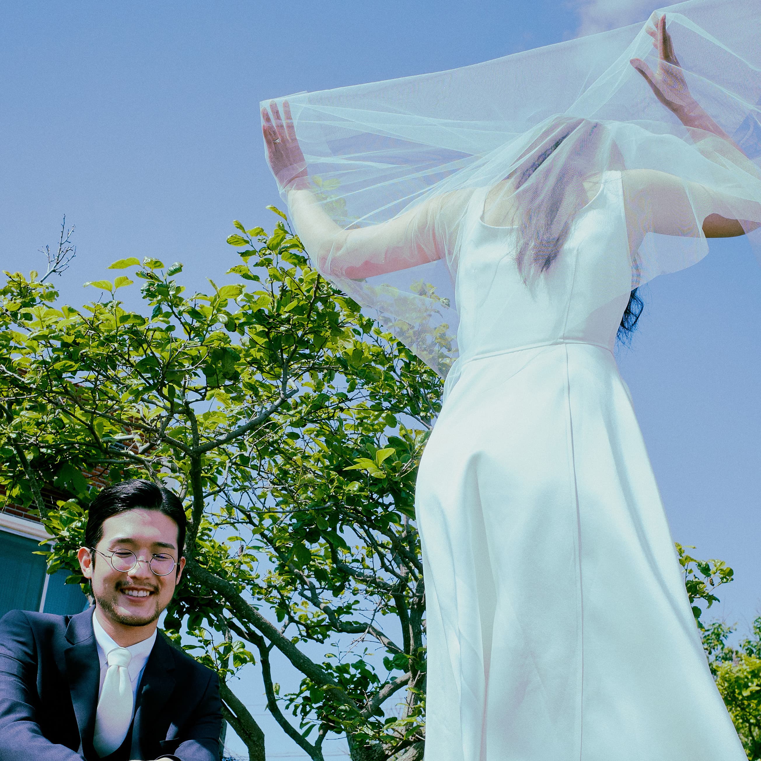 신부가 베일을 잡고 있는 뒷모습.