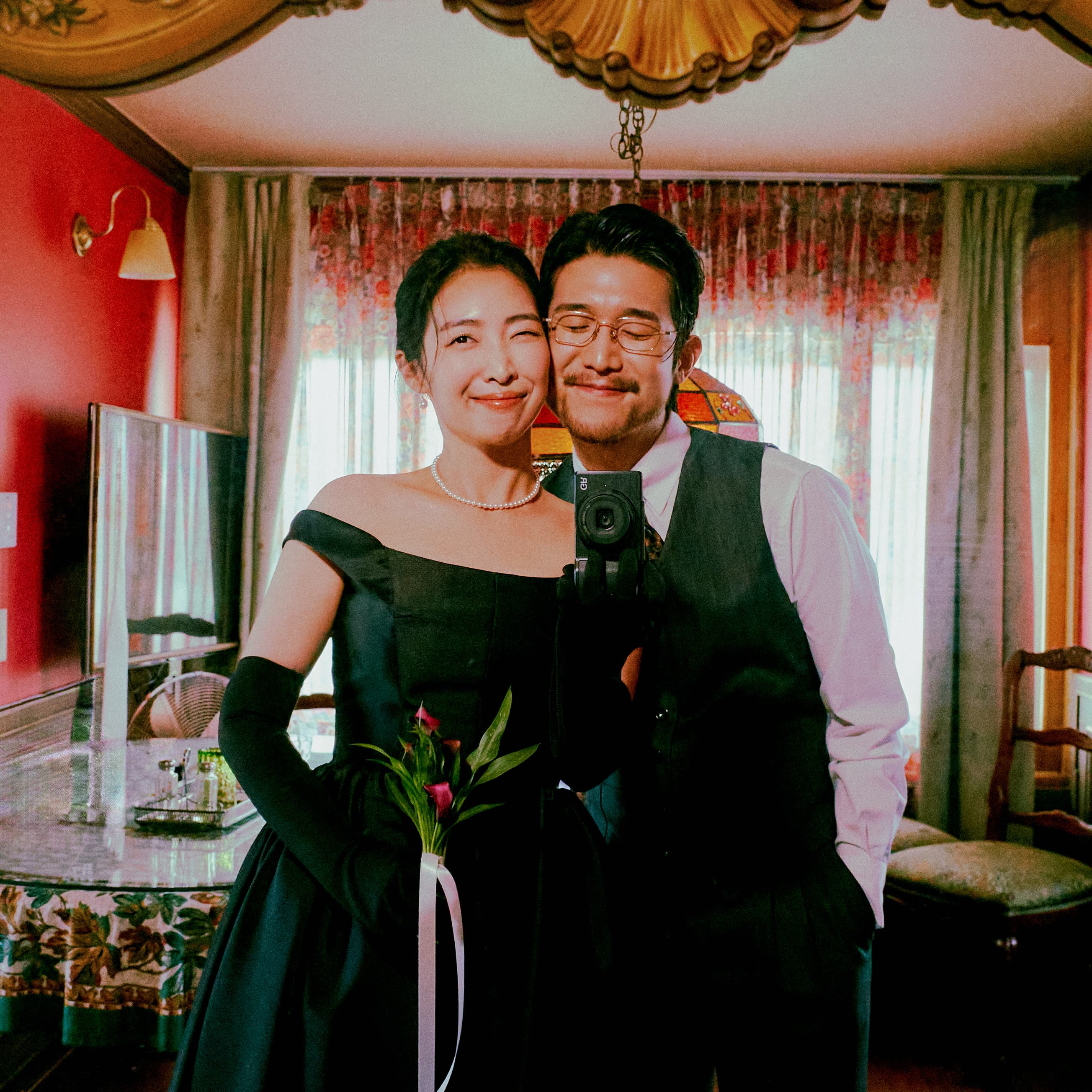 거울을 보며 필름 카메라로 찍은 셀카