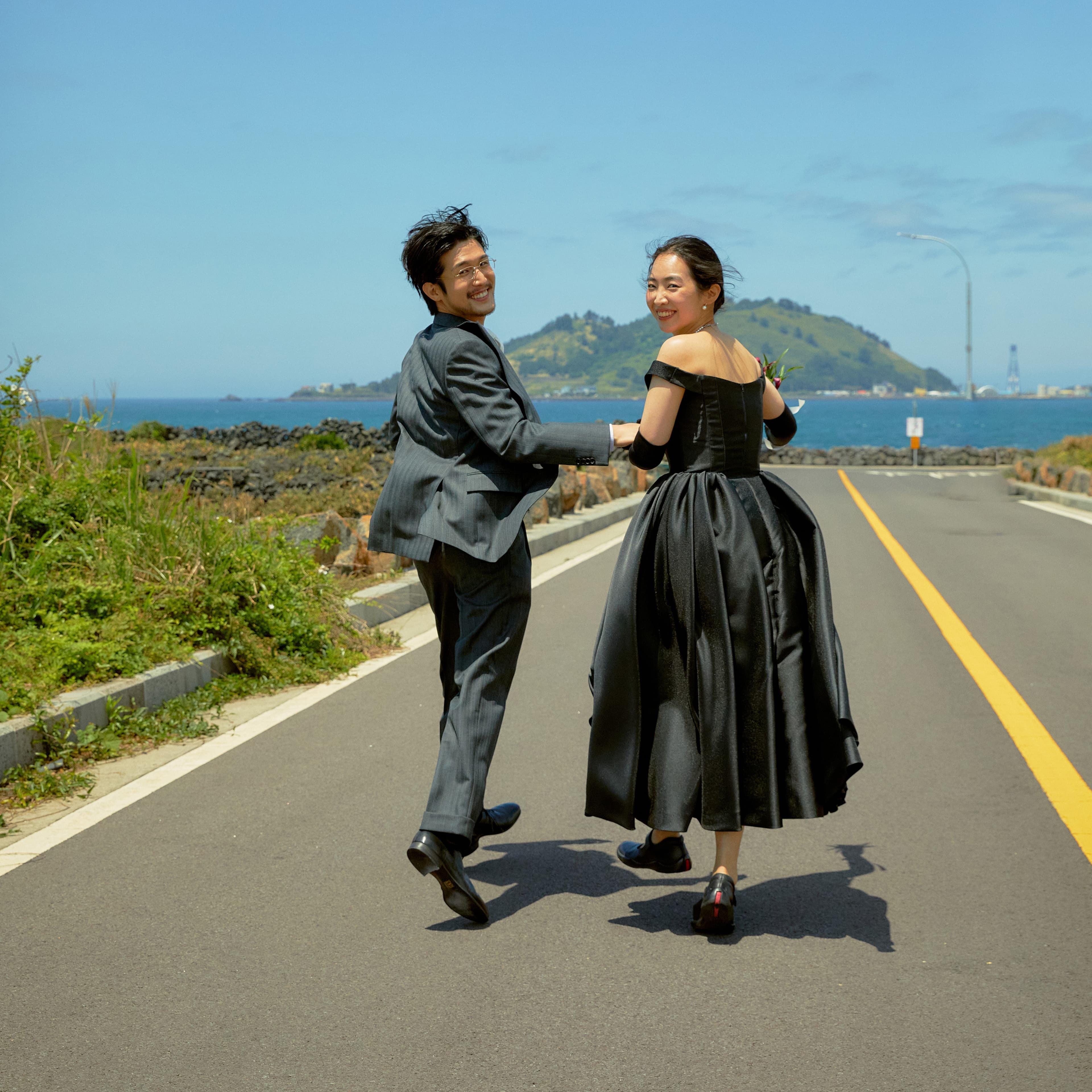 뛰어가며 웃는 도희와 현웅