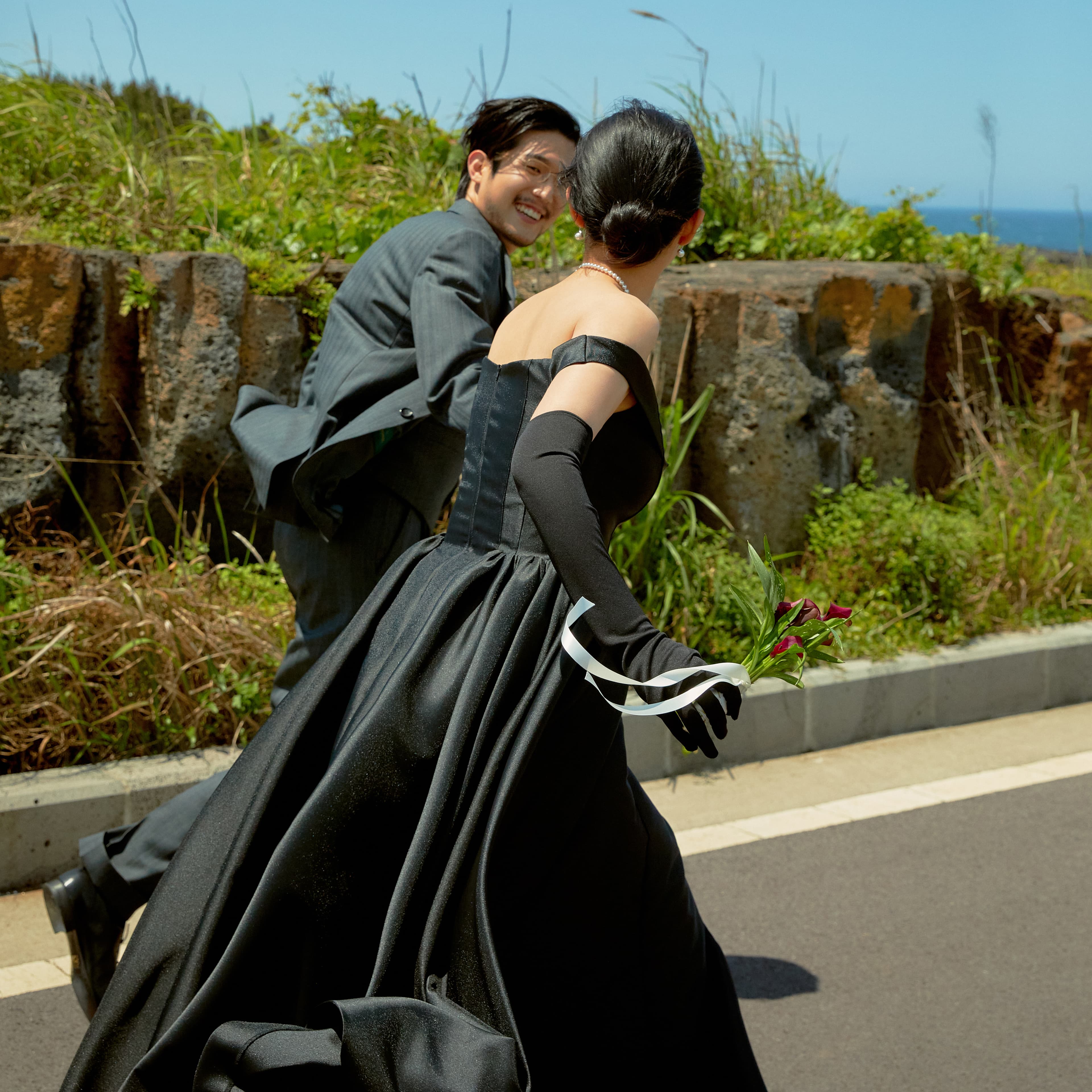 현웅과 도희가 손을 잡고 달려간다. 도히는 뒷모습, 현웅은 뒤를 돌아본다.