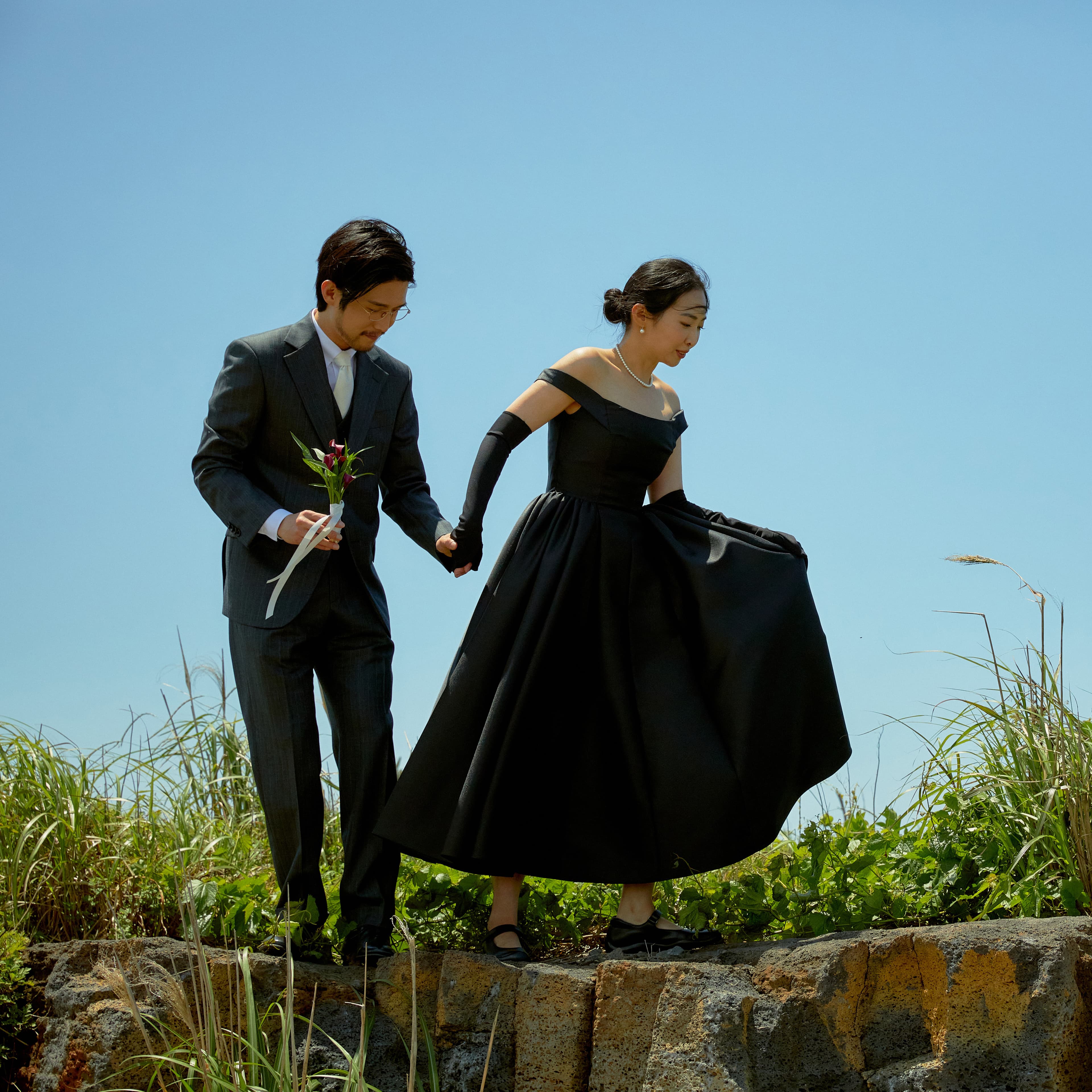 돌담에서 현웅, 도희가 손을 잡고 조심히 걷고 있다.